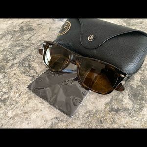 Rayban wayfarer “new small” 52mm sunglasses with case